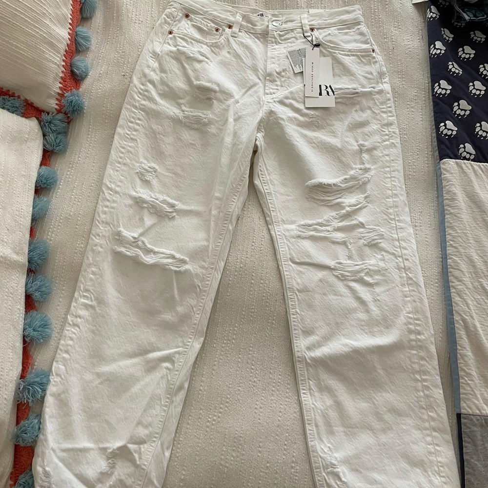 Zara jeans. The pepper mom style in white. Never Worn before. Tags still on